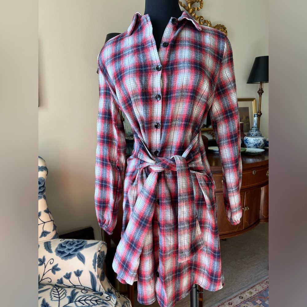 Adorable button down dress with wide attached waist tie size medium.